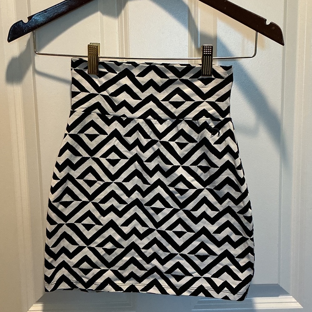 Pink VS High-Waist Black & White Geometric Mini Skirt EUC